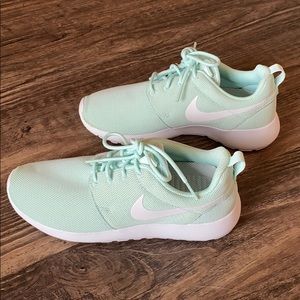 NWOT NIKE ROSHE MINT